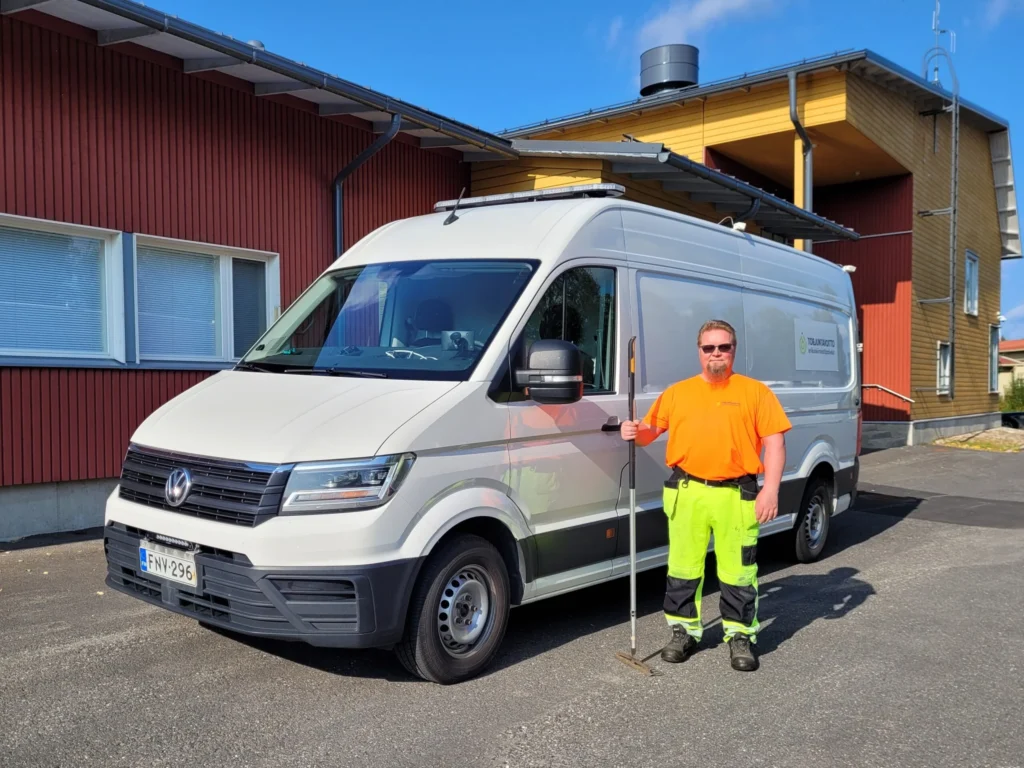 Torjuntavoiton työntekijä huomiovärisessä työasussa valkoisen pakettiauton vieressä valmistautumassa tuholaistorjuntaan oulussa